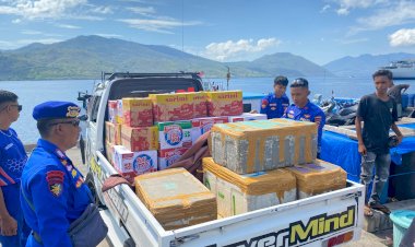 Polairud-Polda-NTT-Salurkan-Bantuan-Sembako-untuk-Pengungsi-Erupsi-Gunung-Lewotobi-di-Posko-Konga