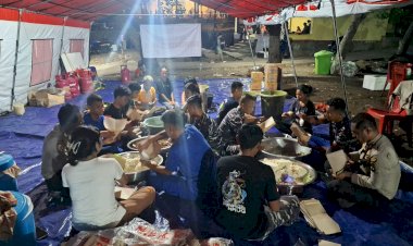 Kepedulian-Personel-Polres-Flores-Timur-dan-BKO-Polda-NTT-di-Tengah-Kepanikan-Pengungsian-Akibat-Erupsi-Gunung-Lewotobi