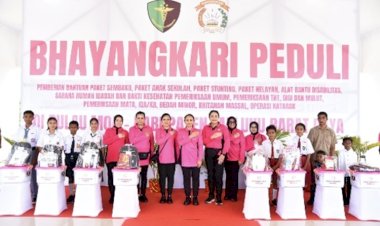 Ketum-Bhayangkari-Pusat-Kembali-Salurkan-Ribuan-Paket-Bansos-di-Maluku-Barat-Daya