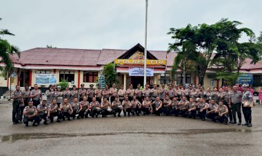 Siraman-Air-Kembang-Bagi-47-Personel-Polres-TTU-Dalam-Prosesi-Kenaikan-Pangkat