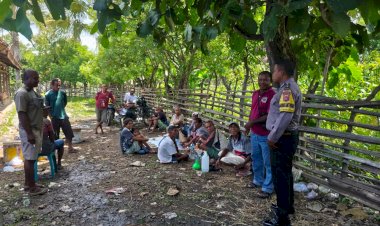 Bhabinkamtibmas-Maukabatan-Patroli-Pasar-Tradisional,-Imbau-Warga-Jaga-Kamtibmas-dan-Waspada-Cuaca-Ekstrem