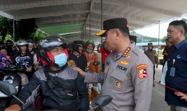 Kabaharkam-Polri-Sambangi-Pemudik-di-Bakauheni,-Imbau-Waspada-di-Perjalanan