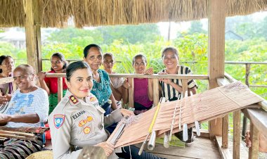 Dukung-Ekonomi-kreatif-dan-Budaya-Lokal,-Kapolres-TTU-Kunjungi-Pengrajin-Tenun-Insana-TTU