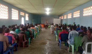 Kapolsek-Miomaffo-Barat-Berikan-Materi-Pencegahan-KDRT-Bagi-Calon-Pengantin-di-Paroki-St.-Maria-Diangkat-ke-Surga---Eban-Miomaffo-Barat