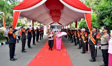 Tradisi-Adat-dan-Kehormatan-Iringi-Kedatangan-Kapolda-NTT-yang-Baru-di-Mapolda-NTT