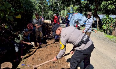 Peluh-di-Seragam,-Senyum-di-Wajah-Warga:-Bhabinkamtibmas-Desa-Oetulu-Gotong-Royong-Bersihkan-Saluran-Air-Desa