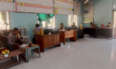 Bhabinkamtibmas-Noemuti-Timur-Aktif-Pantau-Pembentukan-Pos-Paralegal-Desa-Manikin