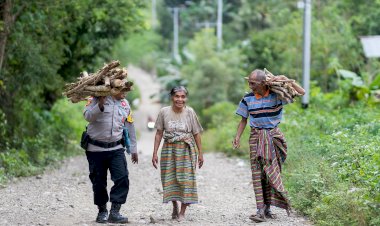 Wajah-Humanis-Polri:-Aipda-Lius-Selan-Buktikan-Tugas-Moral-Membantu-Langkah-Berat-Warga-Lansia-di-Jalan-Desa