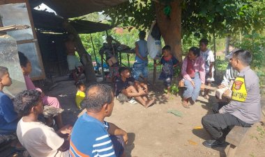 Lawan-Miras-dan-Jaga-Keamanan-Desa,-Brigpol-Rian-Gencarkan-Imbauan-Kamtibmas-di-Oelami