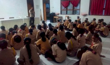 Perkuat-Karakter-Generasi-Muda,-Bhabinkamtibmas-Desa-Sallu-dan-Noeltoko-Berikan-Materi-Tertib-Lalu-Lintas-dan-Kamtibmas-di-SMAN-Mutis-Eban