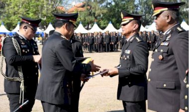 Kapolda-NTT-Berikan-Penghargaan-kepada-Personel-dan-Masyarakat-Berprestasi-dalam-Upacara-Peringatan-Hari-Sumpah-Pemuda-ke-97