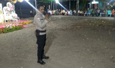 Manfaatkan-Keramaian,-Bhabinkamtibmas-Maubeli-Gencarkan-Strategi-'Jemput-Bola'-Sosialisasi-Kamtibmas