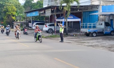 Wujudkan-Kamseltibcarlantas,-Personel-Polres-TTU-Setia-Layani-Masyarakat-Melalui-Gatur-Pagi