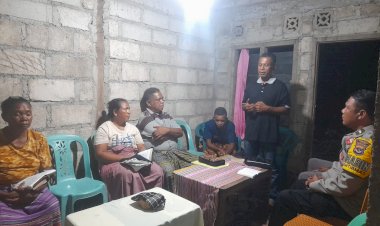 Hadir-di-Tengah-Jemaat,-Bhabinkamtibmas-Polres-TTU-Ajak-Warga-Maurisu-Selatan-Pererat-Iman-dan-Jauhi-Penyakit-Sosial