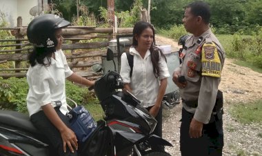 Cegah-Fatalitas-di-Jalan,-Bhabinkamtibmas-Desa-Maurisu-Utara-Ingatkan-Pengendara-Soal-Kerawanan-Laka-Lantas