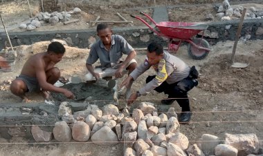 Aksi-Humanis-Bhabinkamtibmas-di-TTU:-Lepas-Penat,-Aipda-Constantino-Martins-Ikut-Aduk-Semen-Bangun-Rumah-Warga