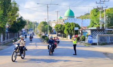 Wujud-Pengabdian-Tulus,-Personel-Polres-TTU-Gelar-Strong-Point-Pagi-Demi-Kamseltibcarlantas-dan-Keamanan-Masyarakat