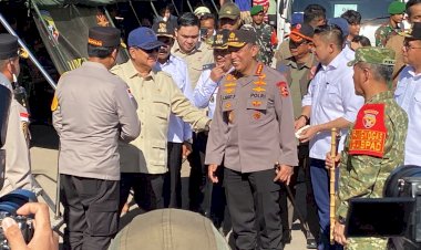 Presiden-Prabowo-Cek-Dapur-Lapangan-Polri-dan-Water-Treatment-di-Posko-Pengungsian-Danga