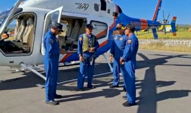 Polri-Lakukan-Airdrop-Bantuan-untuk-Warga-Kampung-Landor-yang-Masih-Terisolasi