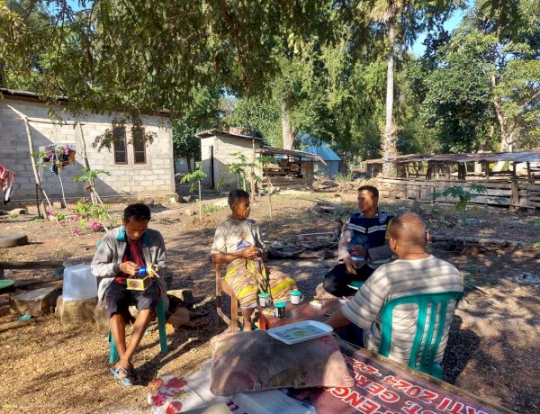 Cegah-Kriminalitas-Sejak-Dini,-Bhabinkamtibmas-Desa-Oelami-Perketat-Pengawasan-Peredaran-Miras