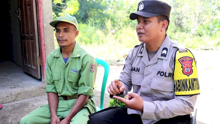 Dukung Asta Cita Presiden RI, Bhabinkamtimas Desa Oetalus Ubah Lahan Tidur Menjadi Kebun Produktif