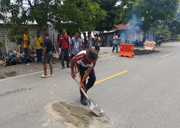 Bhabinkamtibmas Desa Letmafo Timur Gandeng Warga Gotong Royong Perbaiki Jalan Raya Rawan Lakalantas