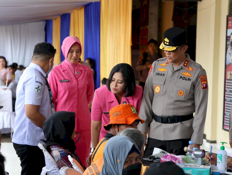 Sambut Hari Bhayangkara ke-79, Kapolda Kalteng Pimpin Bakti Kesehatan dan Serahkan Bansos untuk Petani di Gunung Mas