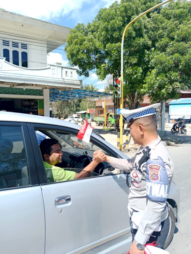 Jelang Hari Kemerdekaan, Polres TTU Bagikan Bendera Merah Putih
