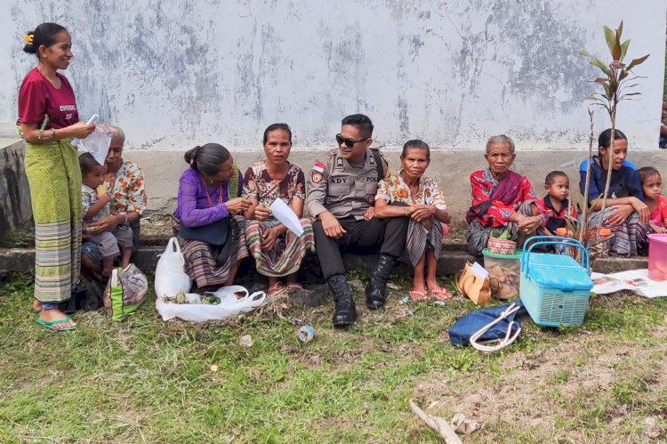 Menyulam Kebersamaan, Merajut Kepercayaan: Jejak Humanis Brigpol Adi Putra di Hati Warga Desa Oetulu.