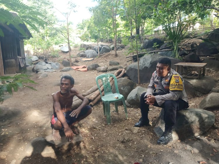 Sentuhan Humanis Di Batas Negeri, Seorang Bhabinkamtibmas Merajut Kedekatan Lewat 'Cara Door to Door ' di Desa Binaannya