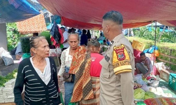 Bhabinkamtibmas Polsek Noemuti Gelar Patroli Dialogis di Pasar Kote