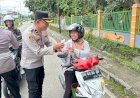 Momen-Penuh-Berkah:-Satuan-Lalu-Lintas-Polres-TTU-Berbagi-Takjil-Untuk-Masyarakat