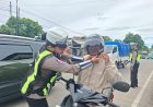 Sentuhan-Humanis-Sat-Lantas-Polres-TTU:-Brigpol-Lola-Bistolen-Pastikan-Keselamatan-Pengendara