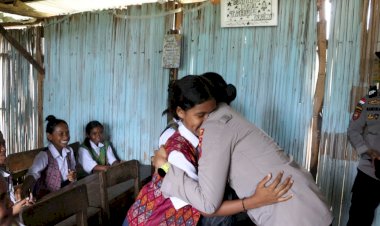 20-Siswa-SMPN-Maubeli-Terima-Bantuan-Pendidikan-dari-Polda-NTT