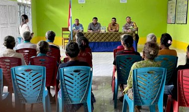 Bhabinkamtibmas-Desa-Kiusili-Kawal-Penyaluran-BLT-untuk-Lansia,-Pastikan-Tepat-Sasaran