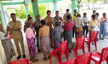 Wujud-Humanis-Polri,-Bhabinkamtibmas-Kawal-Langsung-Penyaluran-BLT-Dana-Desa-di-Biboki-Anleu-Demi-Tepat-Sasaran
