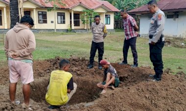 Wujud-Nyata-Kepedulian-Kemanusiaan,-Kapolsek-Biboki-Selatan-Inisiasi-Penggalian-Sumur-Air-Bersih-demi-Anggota-dan-Warga-Sekitar