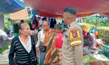 Bhabinkamtibmas-Polsek-Noemuti-Gelar-Patroli-Dialogis-di-Pasar-Kote