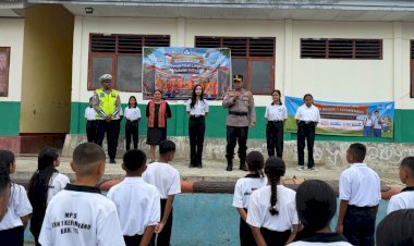 Tanamkan-Kesadaran-Tertib-Lalu-Lintas-Sejak-Dini,-Wakapolres-TTU-Beri-Pembekalan-Edukatif-Bagi-324-Siswa-Baru-SMAN-1-Kefamenanu