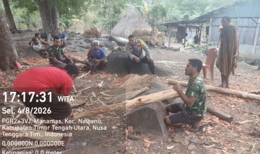 Wujud-Kepedulian-Polri,-Bhabinkamtibmas-Polsek-Naibenu-Dampingi-Warga-Mengatap-Rumah-Adat-Teme.
