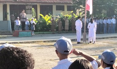 Wujudkan-Generasi-Muda-Berkarakter-dan-Taat-Hukum,-Waka-Polres-TTU-Pimpin-Upacara-Bendera-di-SMA-N-2-Kefamenanu