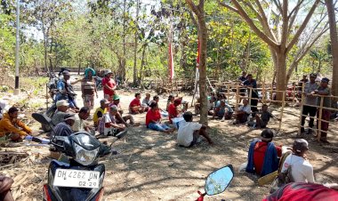 Bhabinkamtibmas-Polsek-Noemuti-Bersama-Warga-Gotong-Royong,-Sampaikan-Pesan-Kamtibmas-tentang-Cegah-Karhutla.