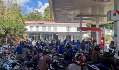 Menindak-Lanjuti-Laporan-Pengaduan-Masyarkat,-Polres-TTU-Tertibkan-Antrean-dan-Praktik-Pengisian-BBM-Berulang-di-SPBU.