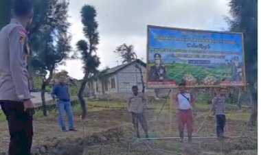 Polsek-Miomaffo-Barat-Tinjau-Perkembangan-Kebun-Bawang-Putih,-Perkuat-Sinergitas-Dukung-Ketahanan-Pangan