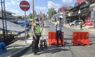 Polres-TTU-Bersama-Dishub-Rekayasa-Arus-Lalu-Lintas-di-Perempatan-Pasar-Lama-Kefamenanu
