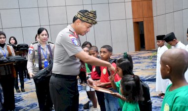 Wujud-Kepedulian-dan-Kasih-Sayang,-Kapolda-NTT-Berikan-Tali-Asih-dan-Peralatan-Sekolah-kepada-Anak-Yatim-di-Rakernis-Ditlantas-2026