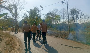 Respons-Cepat-Polres-TTU-Bersama-BPBD-Padamkan-Kebakaran-Lahan-di-Kelurahan-Sasi