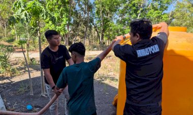 Sambut-Hari-Jadi-Humas-Polri-ke-75,-Humas-Polres-TTU-Salurkan-6.000-Liter-Air-Bersih-untuk-Warga-Maubeli