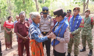 Kapolres-TTU-Turun-Langsung-Temui-Warga-dan-Salurkan-Bantuan-bagi-Korban-Kebakaran-di-Fatutasu