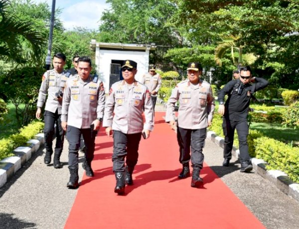 Wakapolri Komjen Pol. Dr. Dedi Prasetyo Tiba di Kupang, Disambut Hangat Kapolda NTT